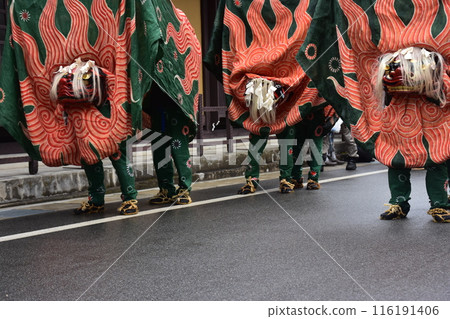日本岐阜縣高山市 — 春季高山節的傳統表演藝術 — 舞獅在小巷中遊行 — 穿著節日服裝的獅子臉搖曳 日本岐阜縣高山市 — 春季高山節的傳統表演藝術 — 舞獅在小巷中遊行 — 穿著節日服裝的獅子臉搖曳 116191406