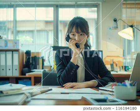 婦女在辦公室打電話 116194180
