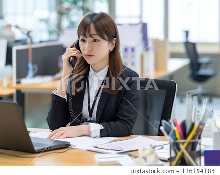 婦女在辦公室打電話 116194183