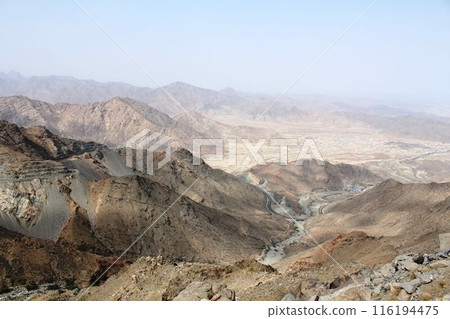 從沙烏地阿拉伯的山脈看到的沙漠 116194475