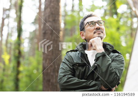 50多歲的冷靜思考的男人 116194589