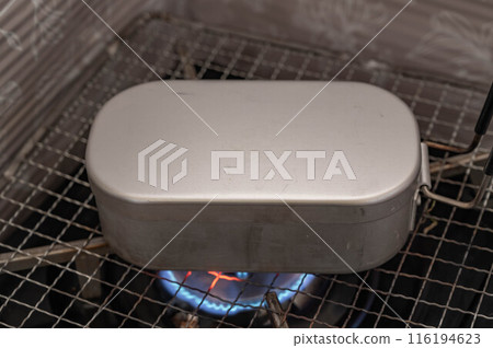 Cooking with a mess tin 116194623