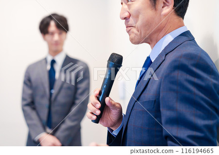 中年男子使用麥克風發表演講 116194665