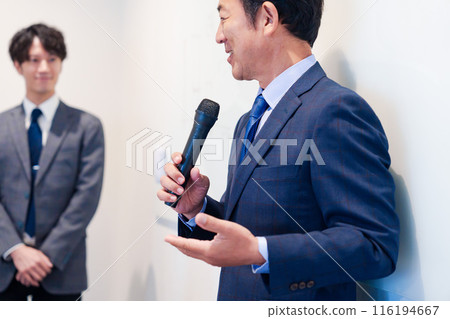 中年男子使用麥克風發表演講 116194667