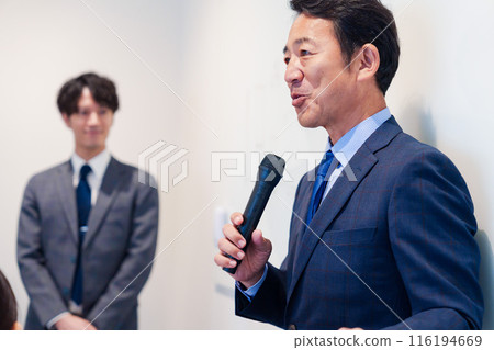 中年男子使用麥克風發表演講 116194669