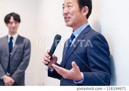 中年男子使用麥克風發表演講 中年男子使用麥克風發表演講 116194671
