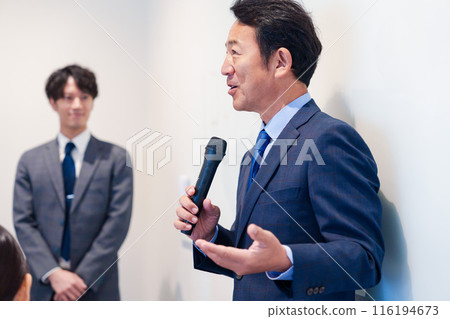 中年男子使用麥克風發表演講 中年男子使用麥克風發表演講 116194673