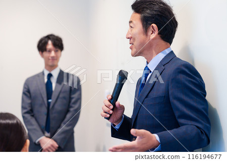 中年男子使用麥克風發表演講 中年男子使用麥克風發表演講 116194677