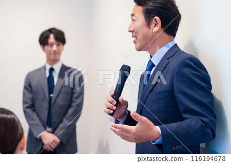 中年男子使用麥克風發表演講 中年男子使用麥克風發表演講 116194678