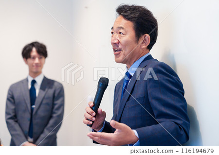 中年男子使用麥克風發表演講 中年男子使用麥克風發表演講 116194679