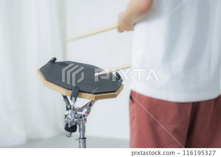 孩子敲鼓練習墊 116195327