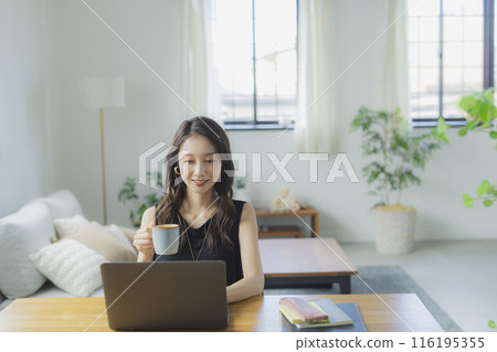 A young woman teleworking in the living room 116195355