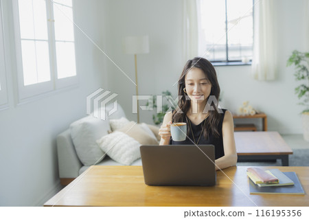 A young woman teleworking in the living room 116195356