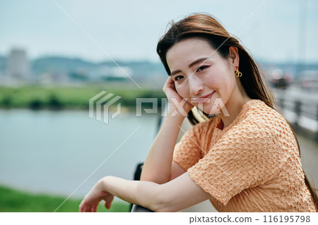 Young woman leaning on her chin and looking at the camera Young woman leaning on her chin and looking at the camera 116195798