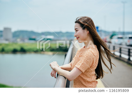 年輕女子看風景 年輕女子看風景 116195809