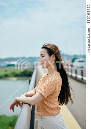 年輕女子看風景 年輕女子看風景 116195812