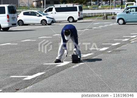 用滾筒噴漆修復停車場線 116196346