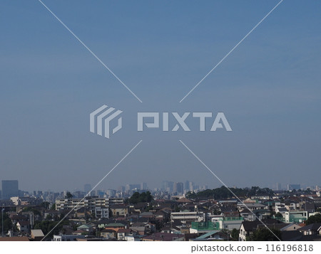 朦朧的夏日天空與城市景觀 116196818