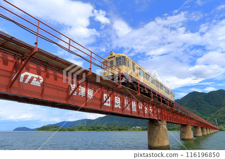 穿越由良川大橋的京都丹後鐵道KTR800 穿越由良川大橋的京都丹後鐵道KTR800 116196850