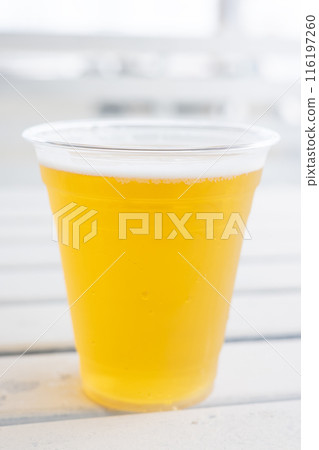 仲夏時節在海濱別墅喝美味的生啤酒 仲夏時節在海濱別墅喝美味的生啤酒 116197260