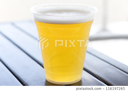 仲夏時節在海濱別墅喝美味的生啤酒 仲夏時節在海濱別墅喝美味的生啤酒 116197265