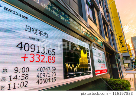 Tokyo cityscape in Japan Nikkei average breaks 40,000 yen, breaking the 40,913.65 yen mark...stock price board/closing price = 4th, Nihonbashi Kabutocho 116197888