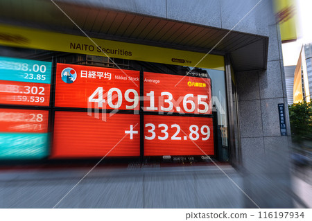 Tokyo cityscape in Japan Nikkei average breaks 40,000 yen, breaking the 40,913.65 yen mark...stock price board/closing price = 4th, Nihonbashi Kabutocho 116197934