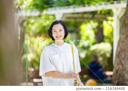 中年婦女走在新綠中 116198488