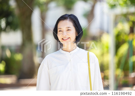 中年婦女走在新綠中 116198492