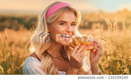 女人在外面吃三明治 女人在外面吃三明治 116199100