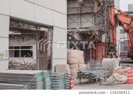 被隔音板包圍的拆除現場 116200411