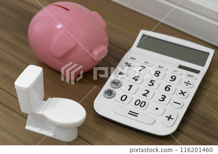 一個玩具廁所、一個存錢筒和一個計算器。水費圖片 116201460