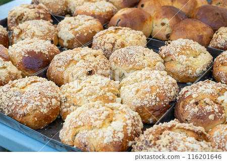 Yeast rolls pile, sweet buns on street market, crumb topping sweet buns, fresh warm pastries, raisin buns 116201646