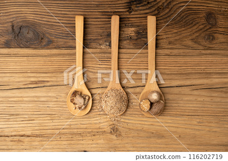 Nutmeg in Black Plate, Myristica Fragrans Fruit, Dry Spicy Nutmeg, Grated Whole Muscat Nut, Nut Meg 116202719