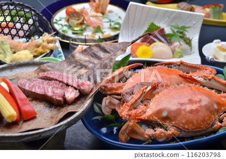 結合新鮮螃蟹和牛肉的色彩繽紛的晚餐套餐 116203798