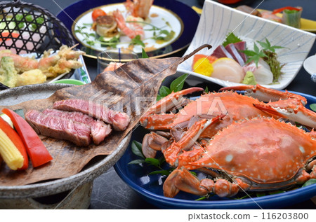 結合新鮮螃蟹和牛肉的色彩繽紛的晚餐套餐 116203800
