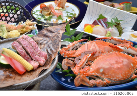 結合新鮮螃蟹和牛肉的色彩繽紛的晚餐套餐 116203802