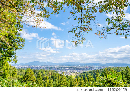 從春日山神社眺望春日山城史蹟廣場、舊加賀街道、上越大豆 116204459