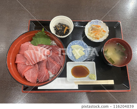 Oma tuna three-color rice bowl 116204839