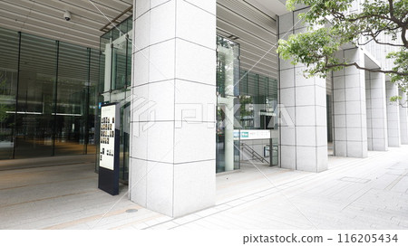 東京地鐵和都營地鐵大手町站,從C2b出口下樓梯可直達經團聯會館大樓。 東京地鐵和都營地鐵大手町站,從C2b出口下樓梯可直達經團聯會館大樓。 116205434