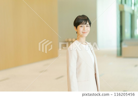 Short hair business woman 116205456