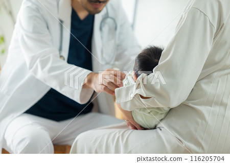 Doctor examining a baby 116205704