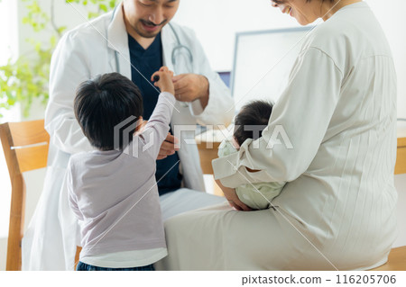 醫生檢查嬰兒 116205706