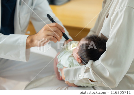 醫生檢查嬰兒 116205711