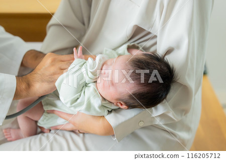 醫生檢查嬰兒 116205712