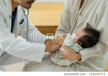 醫生檢查嬰兒 116205713