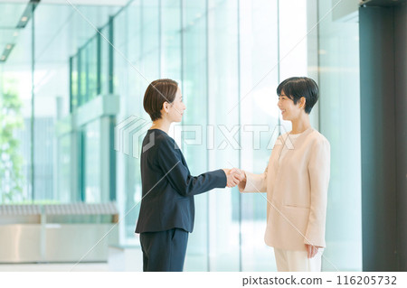 微笑的女商人握手 116205732