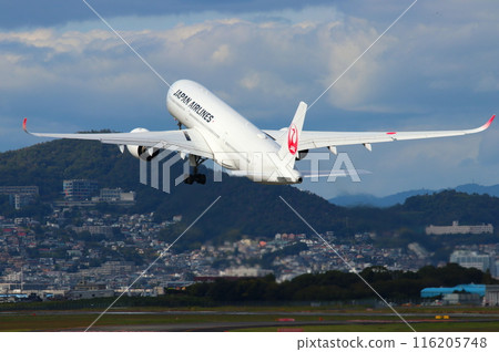 空中巴士 A-350 客機從大阪國際機場起飛 116205748