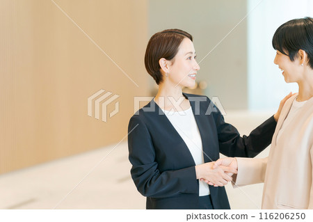 微笑的女商人握手 116206250