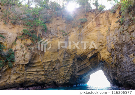 sea seen from inside the cave 116206577